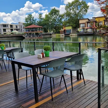 Waterside Hotell