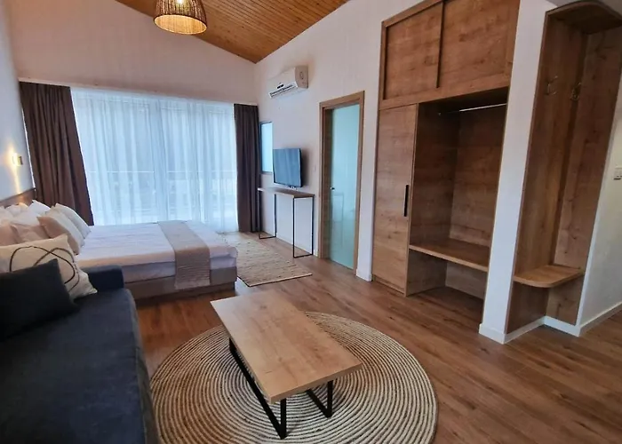 מלון Waterside אוגניאנובו