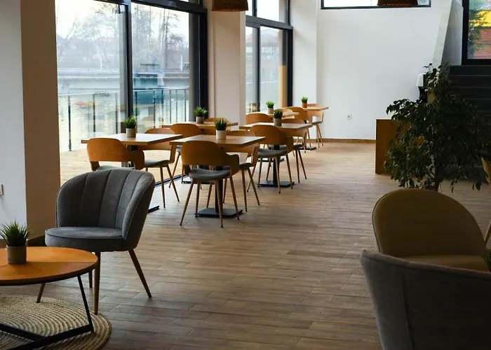 Waterside מלון אוגניאנובו