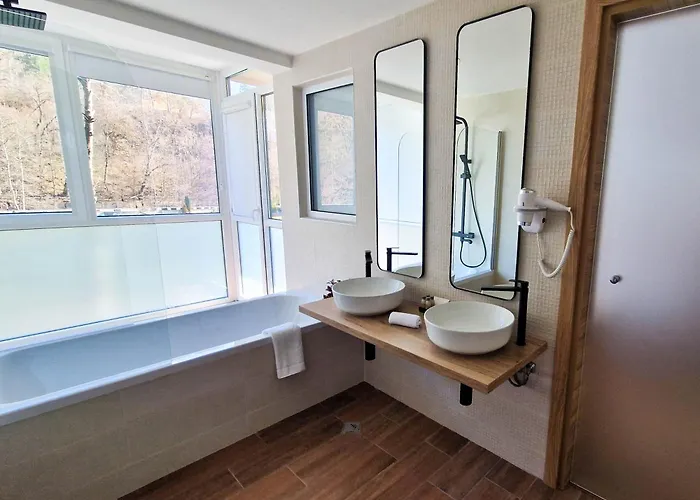 מלון Waterside 3*